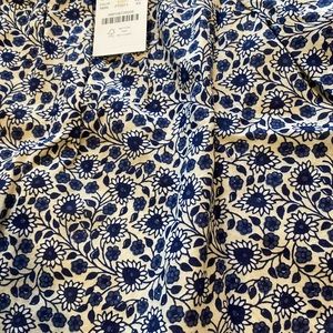 Kids XS blue flower square neck top